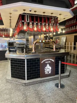 Barra-de-acero-inoxidable-a-medida-para-el-museo-del-jamon-Fafric